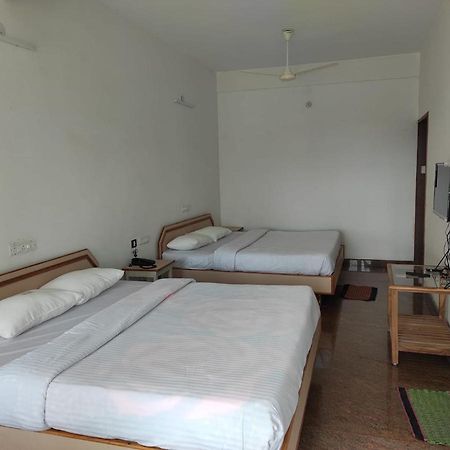 Sabari Residency Hotel Vālpārai Bagian luar foto