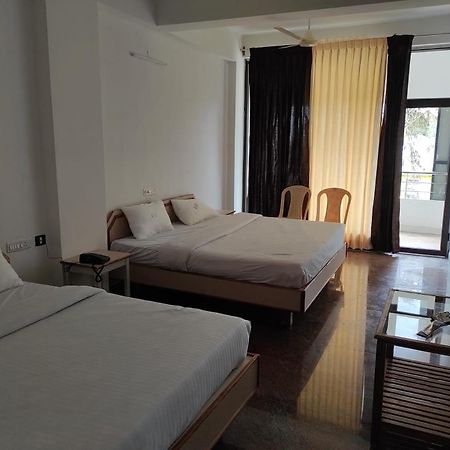 Sabari Residency Hotel Vālpārai Bagian luar foto
