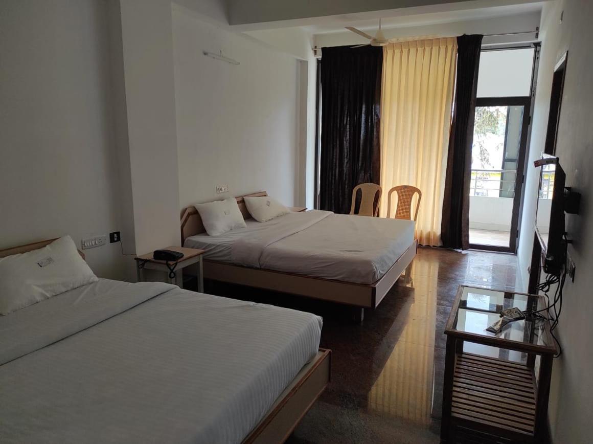 Sabari Residency Hotel Vālpārai Bagian luar foto